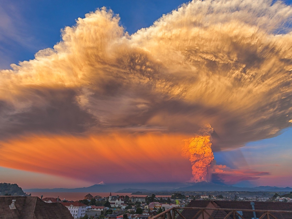 Необычное облако над вулканом Кальбуко, Чили