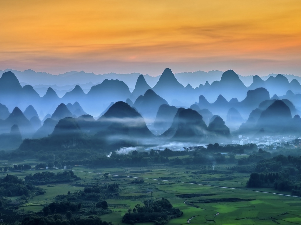 Туманное утро среди холмов в Китае