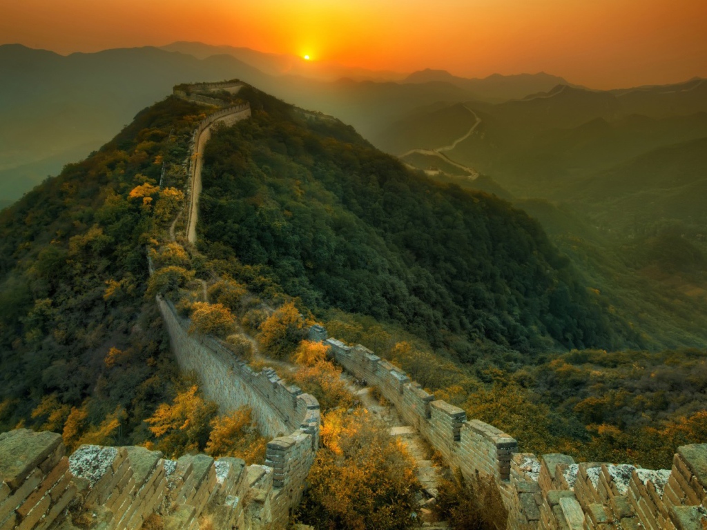 Великая Китайская стена на фоне заката