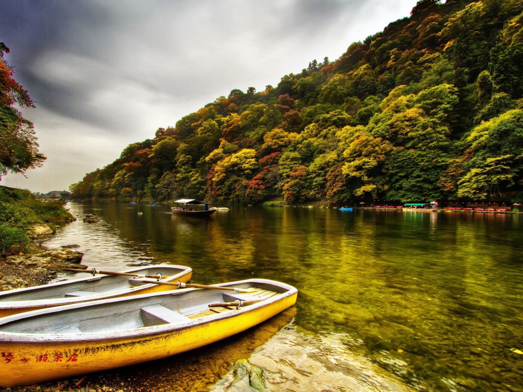 Желтые лодки у берега реки в Китае