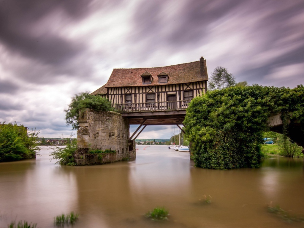 Дом на мосту над рекой, Франция