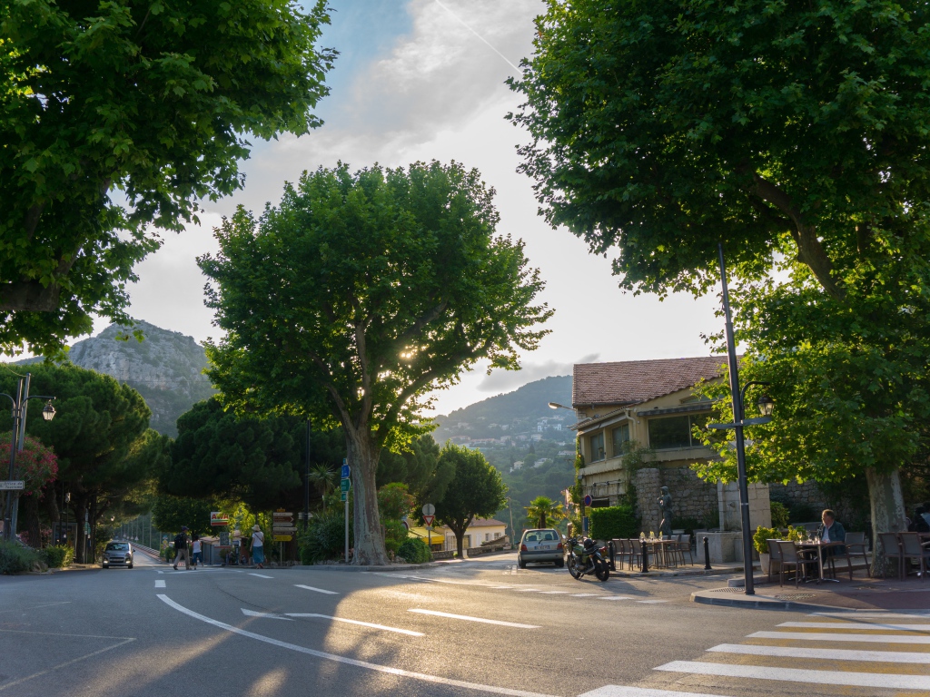 Солнечный день в городе Эз, Франция