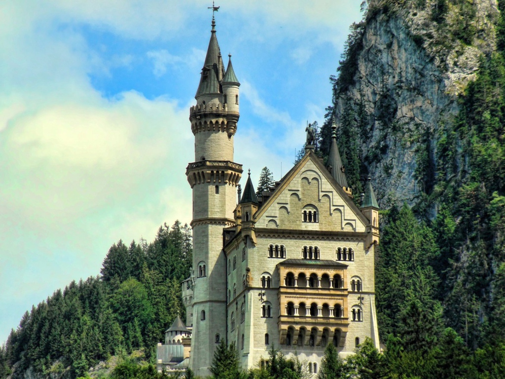 Замок у скалы в Германии