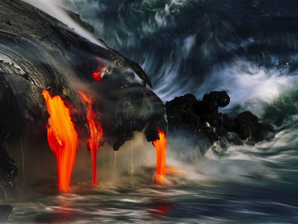 Лава стекает в море, Гавайи