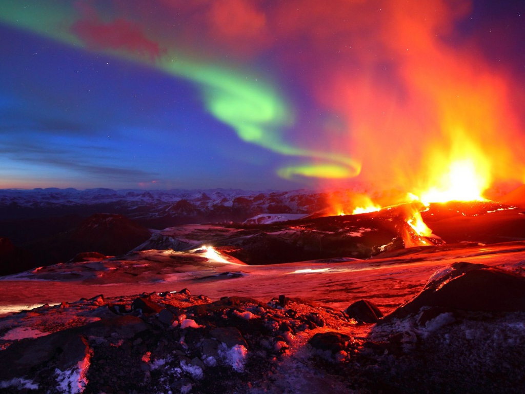 Извержение вулкана и северное сияние на одной фотографии. Исландия