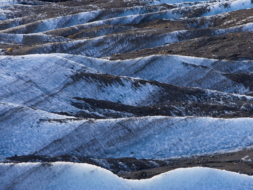 Заснеженные склоны гор в Исландии