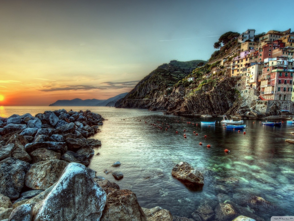 Берег моря на закате, курорт Чинкве-Терре в Италии