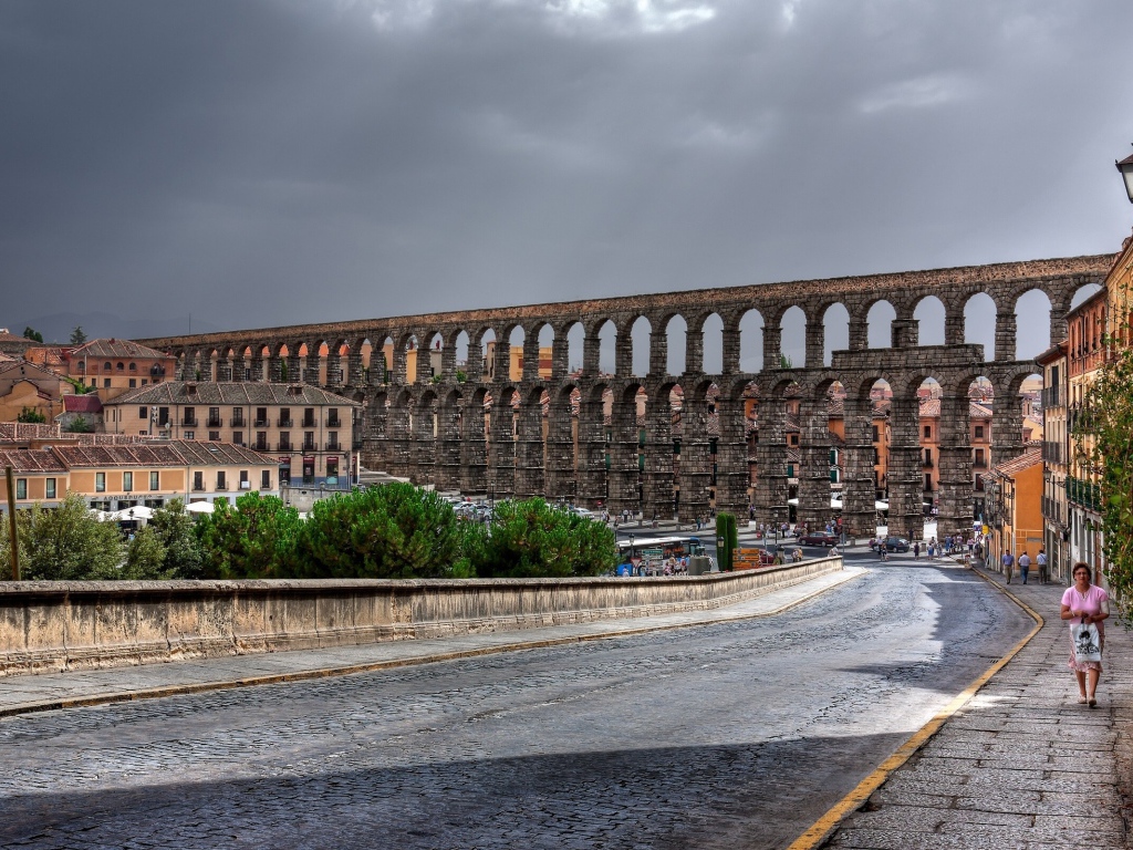 Древнеримский акведук в городе в Италии