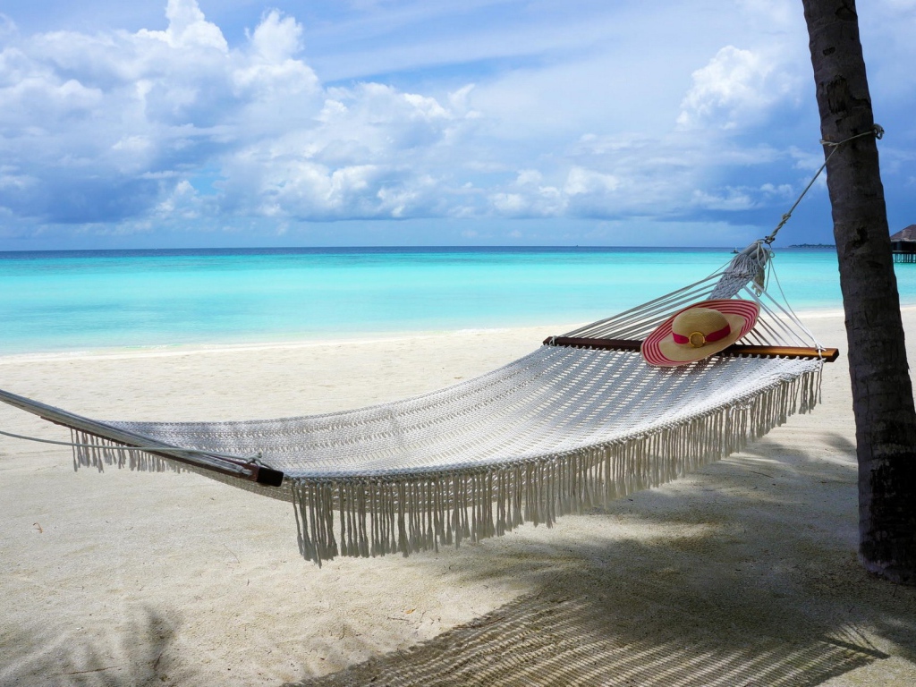 Белый гамак на пляже, Мальдивы