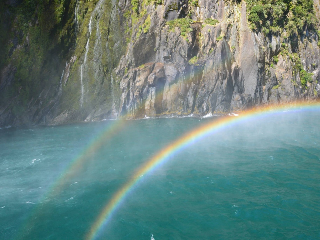 Радуга в Милфорд-Саунд, Новая Зеландия