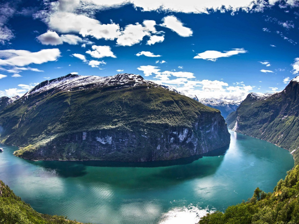 Фьорд в регионе Суннмёре, Норвегия