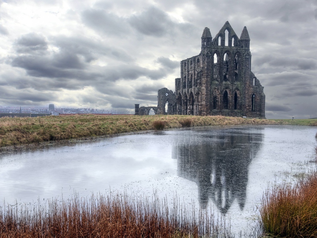 Руины храма на берегу озера в Шотландии