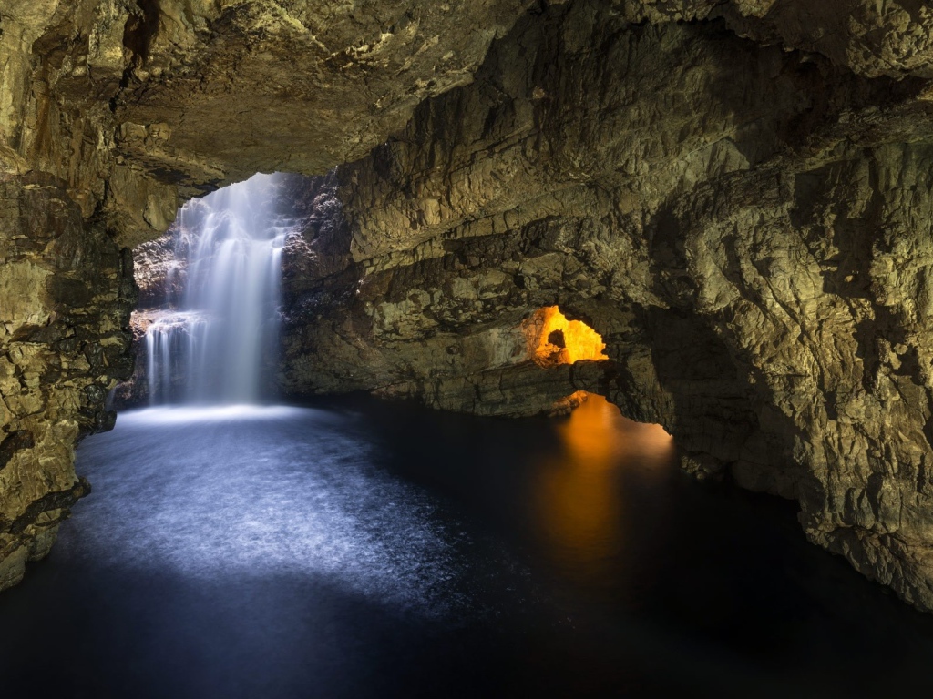 Водопад в каменной пещере в Шотландии