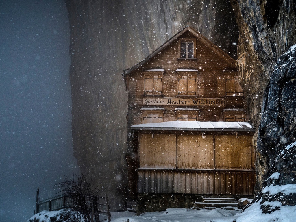 Старинная гостиница в горах, Швейцария