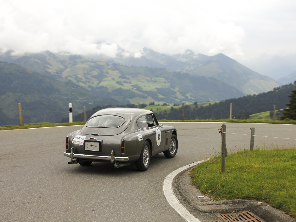 Ретро автомобиль на горной дороге в Швейцарии