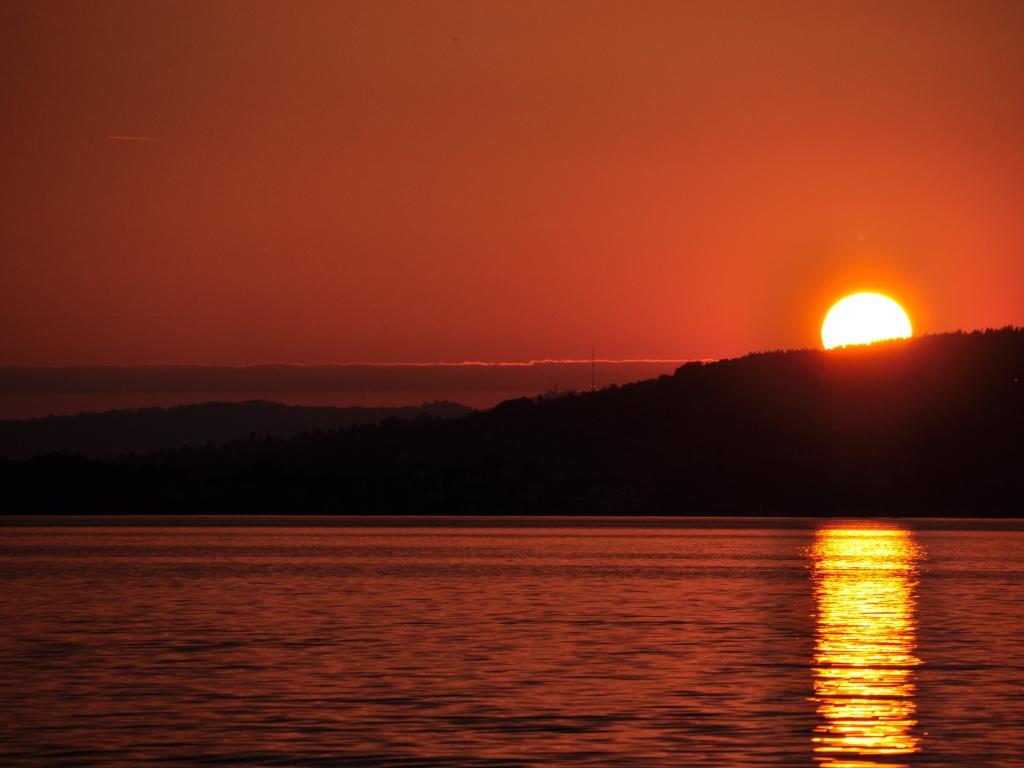 Закат над озером в Швейцарии