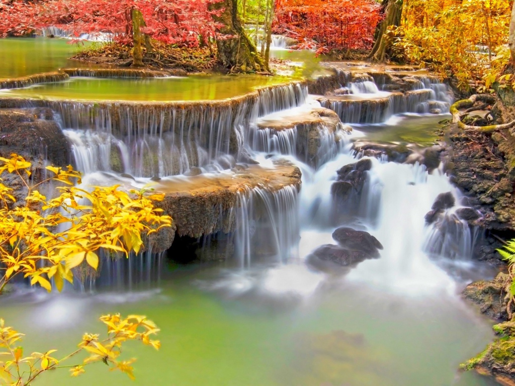 Ступенчатый водопад в тропиках Таиланда