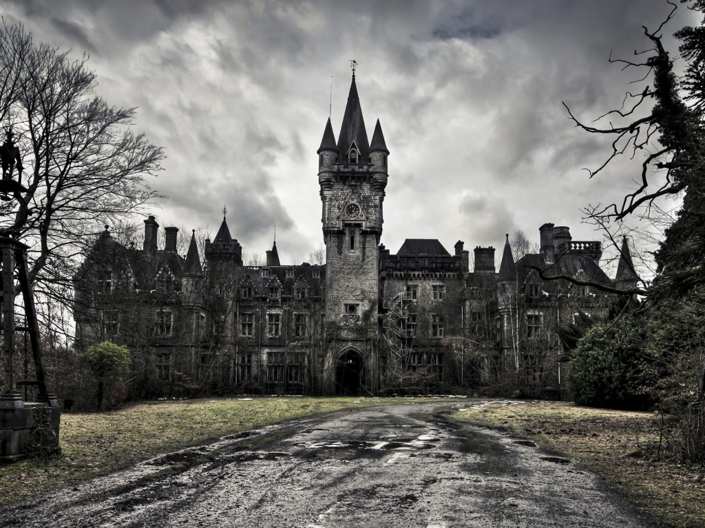 Заросший старый замок