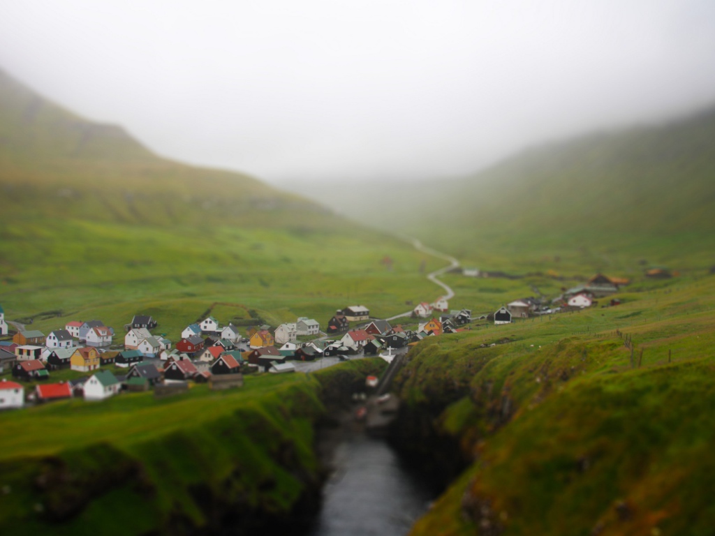 Овраг на окраине горного селения