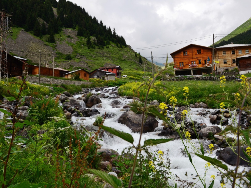 Деревня у горной реки, Турция