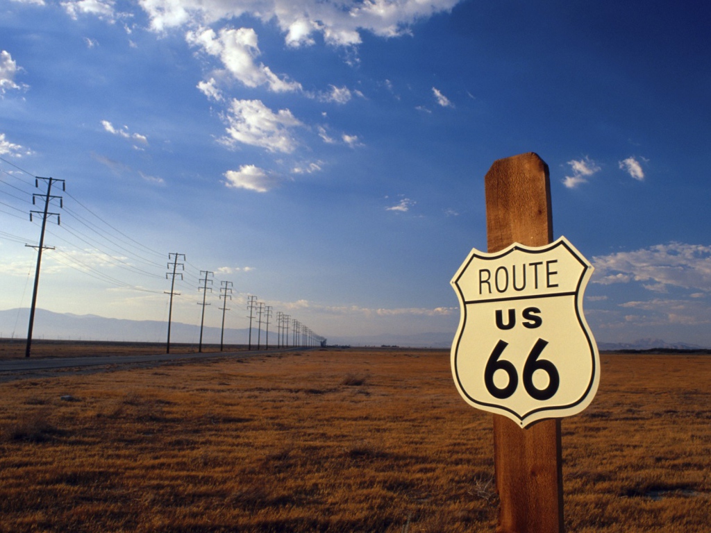Шоссе 66 среди полей в США