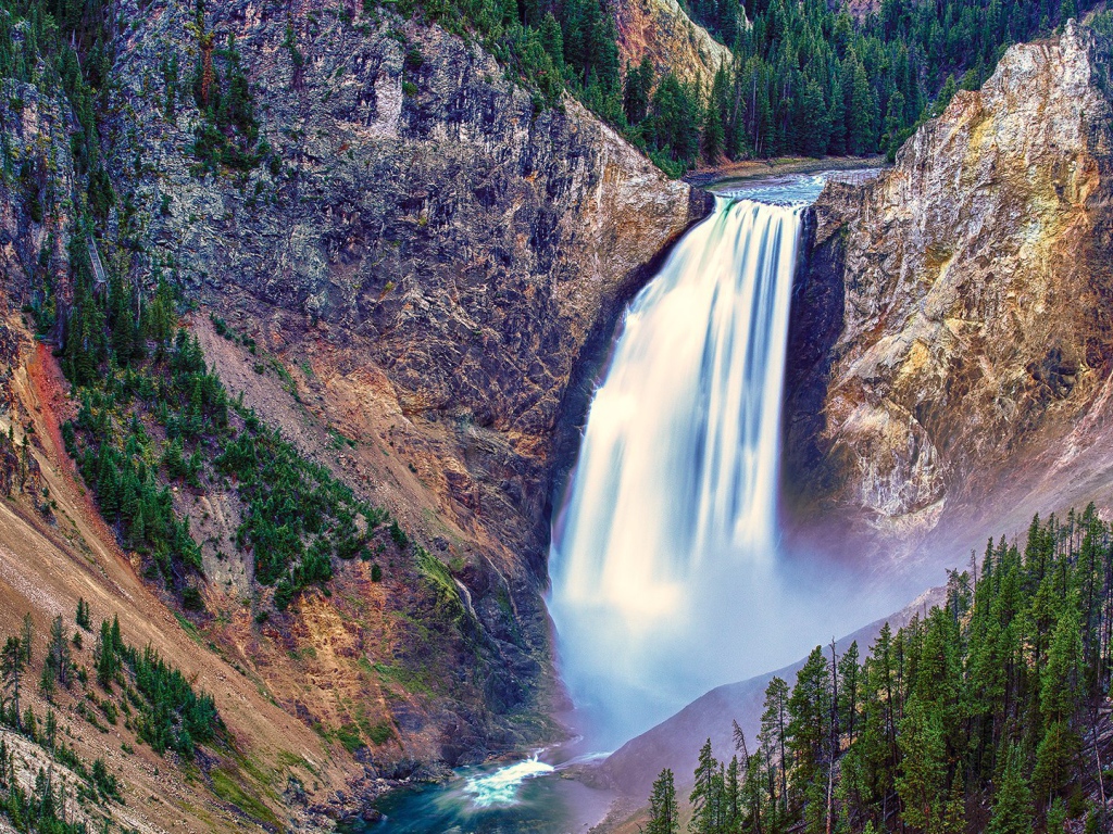 Водопад в Йеллоустонском парке