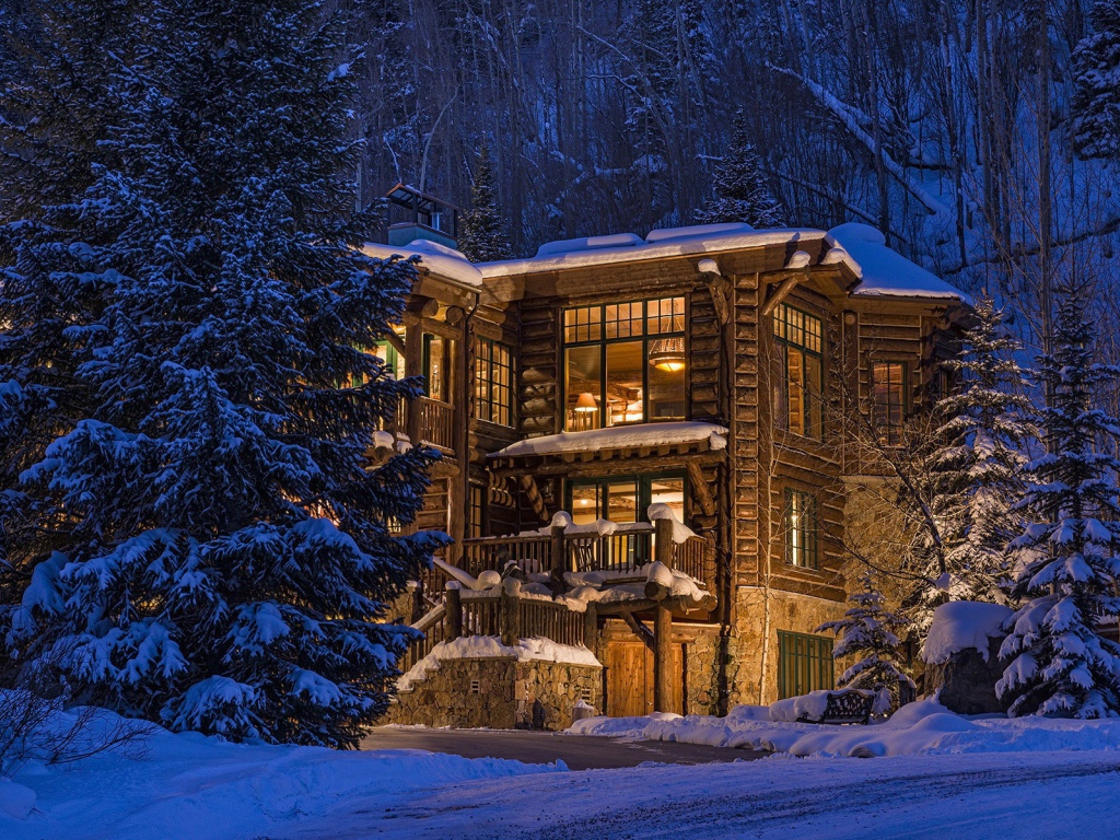 Деревянный дом в зимнем лесу в Колорадо, США