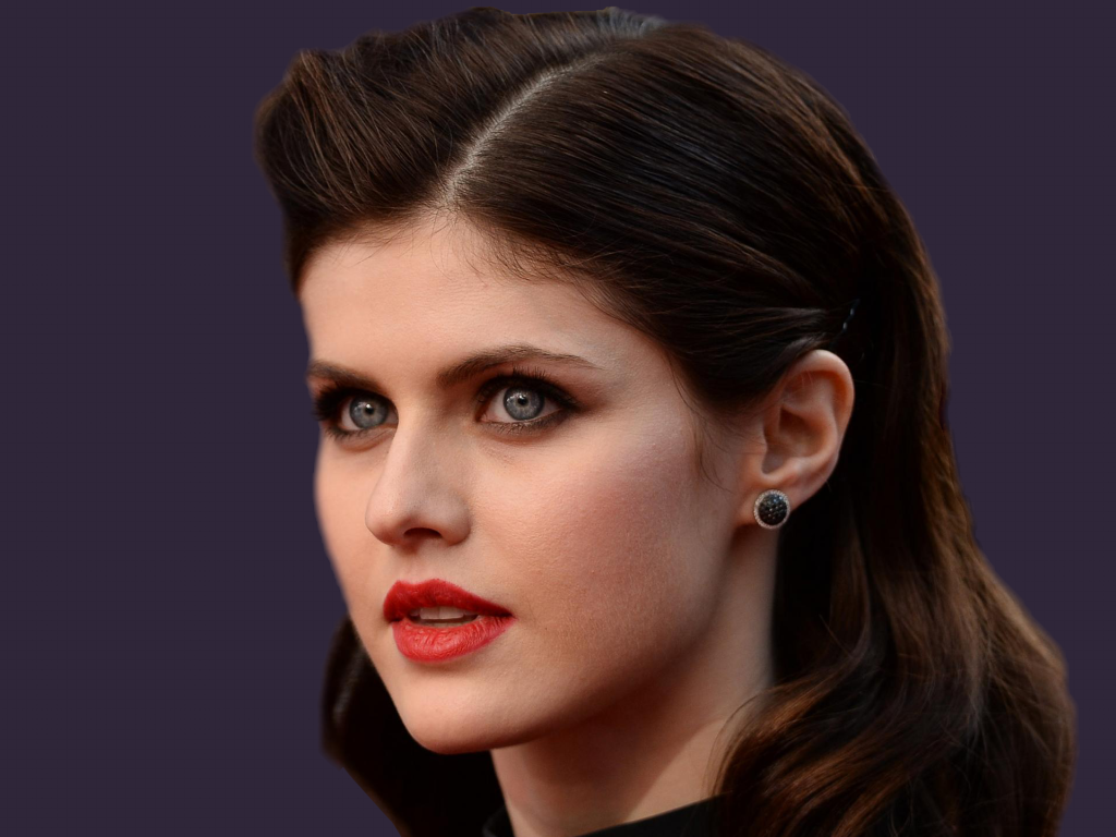 Актриса Александра Даддарио на фиолетовом фоне