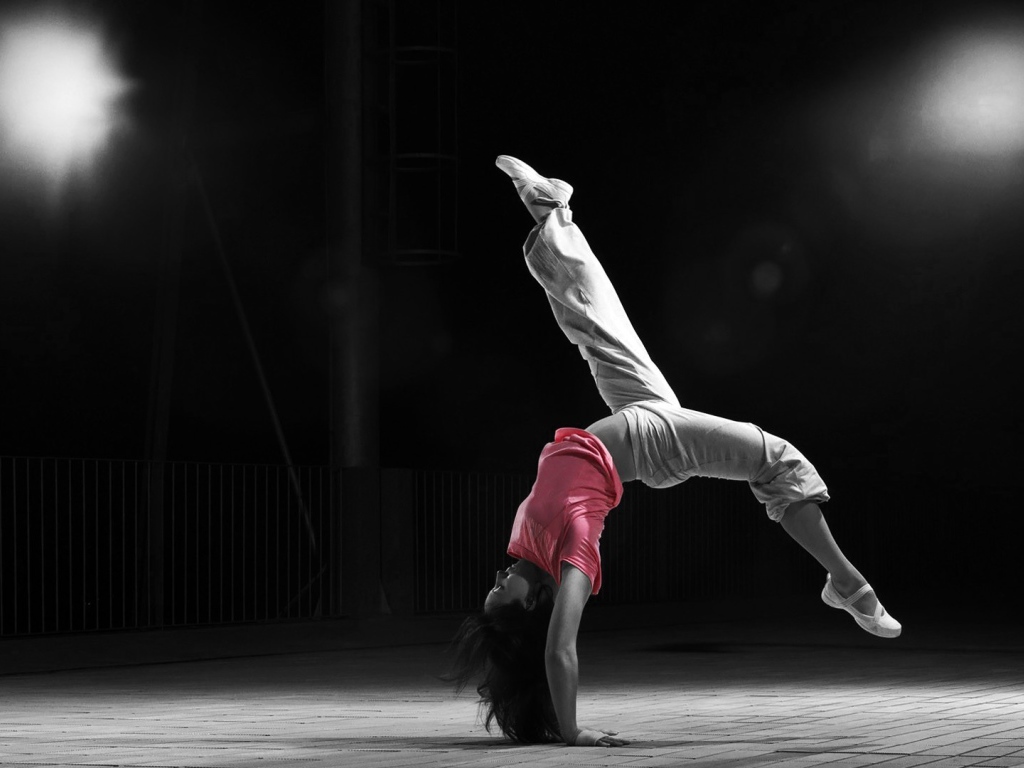 Спортивная девушка стоит на руках