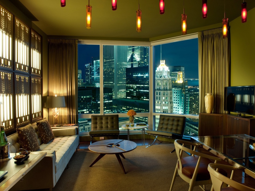 Уютная гостиная с видом на большой город