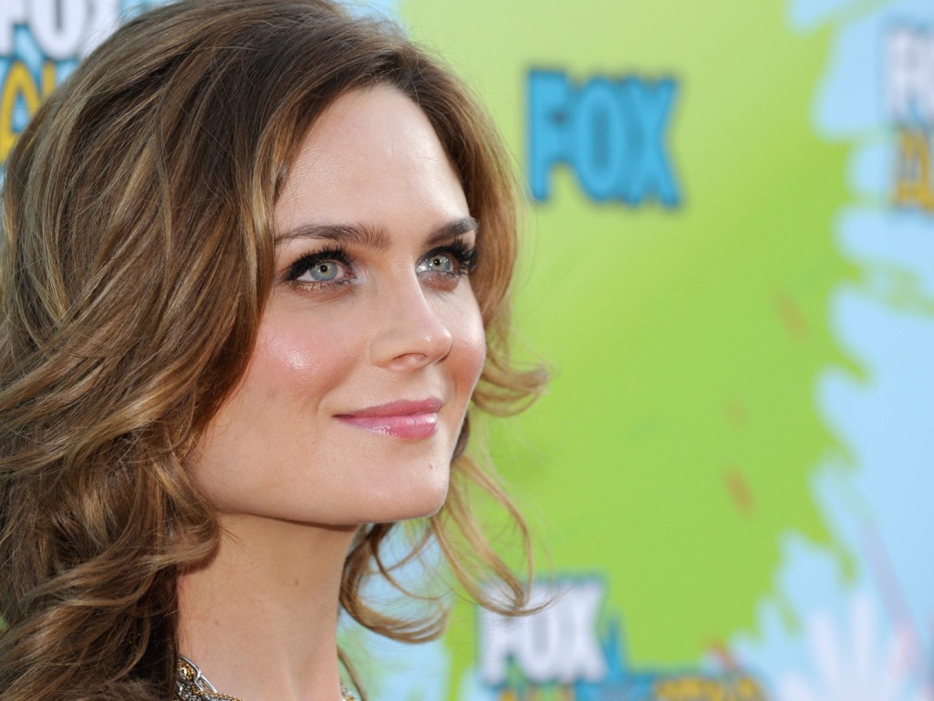 Девушка брюнетка Эмили Дешанель