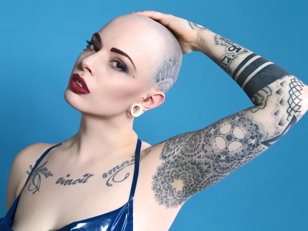 Остриженная налысо девушка с тату