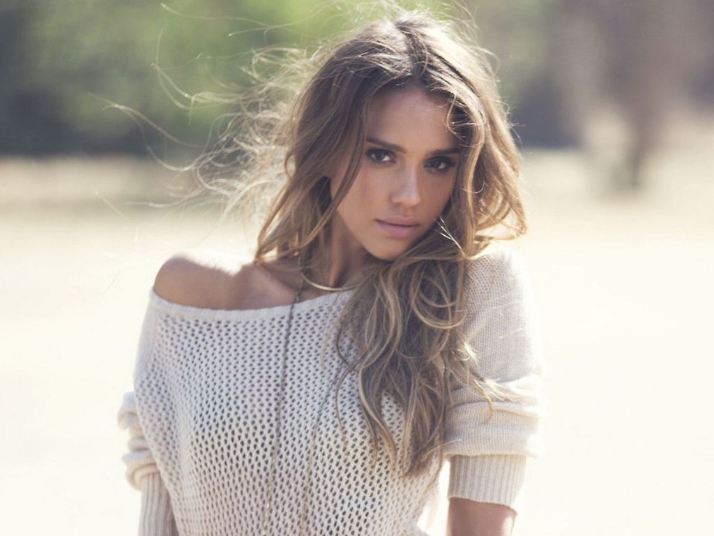 Джессика Альба в белом свитере