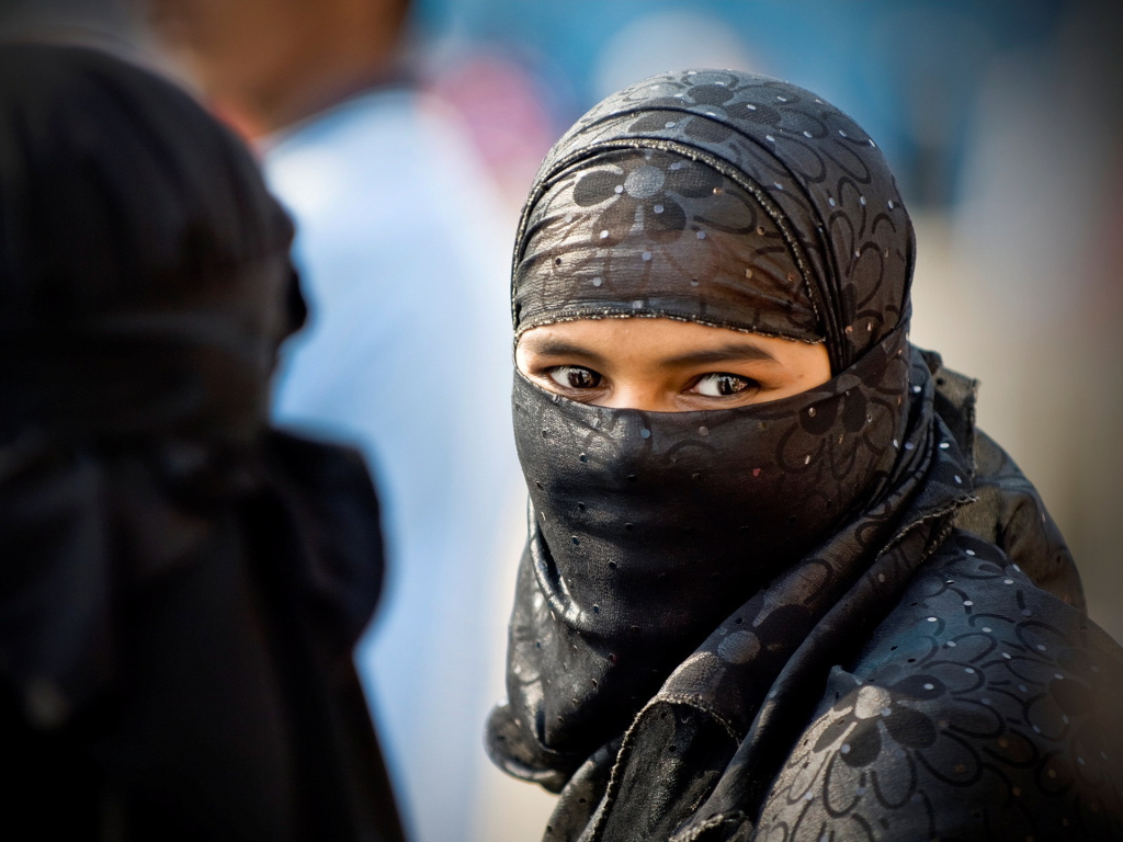 Восточная девушка в платке