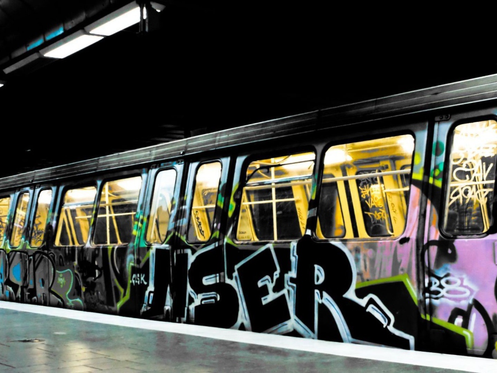Поезд метро раскрашен граффити