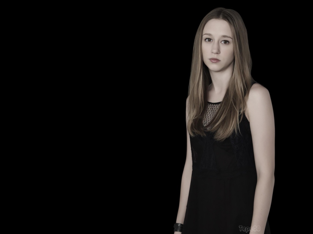 Таисса Фармига на черном фоне