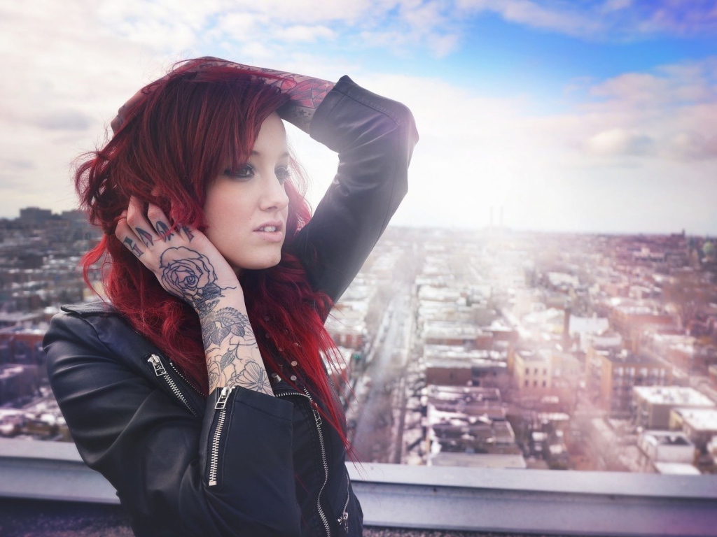 Тату роза на руке красноволосой девушки