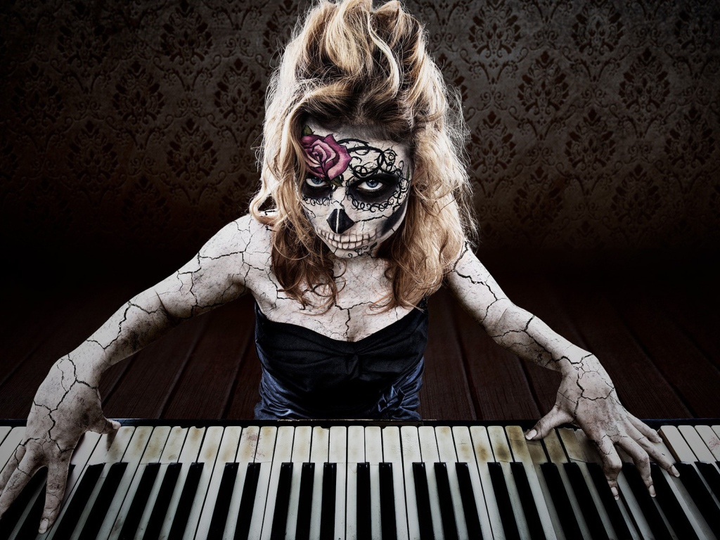 Татуированная девушка играет на пианино