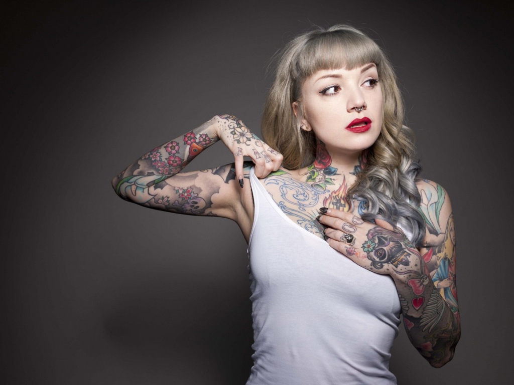 Татуированная девушка в белой майке
