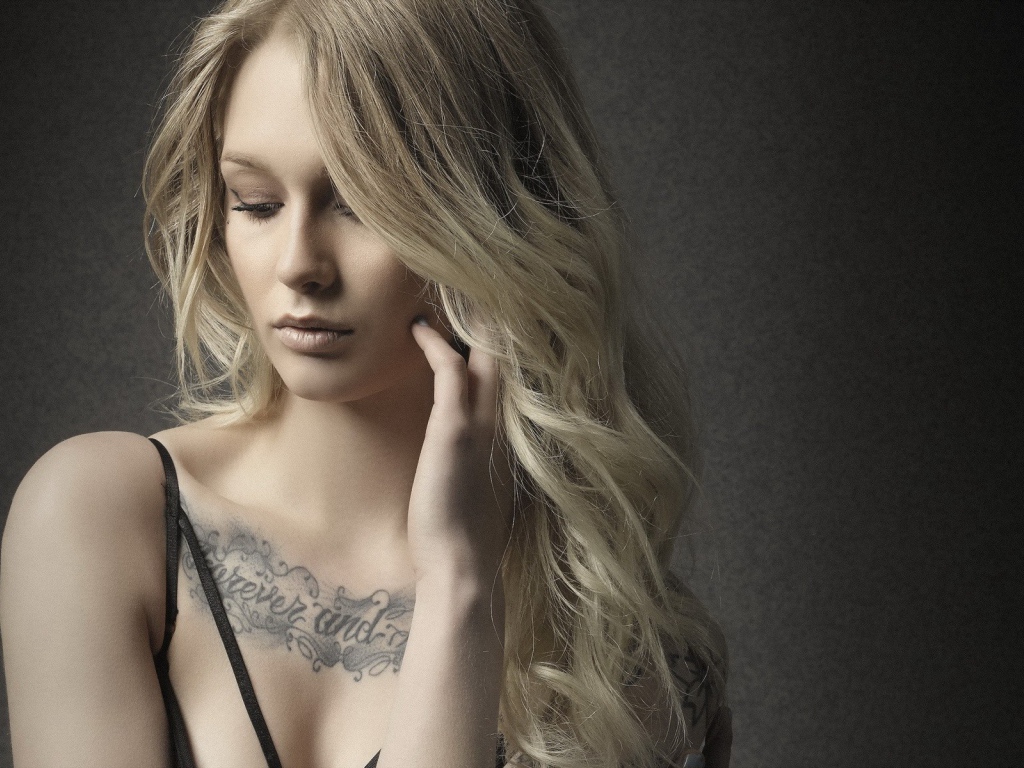 Надпись татуировка на груди девушки