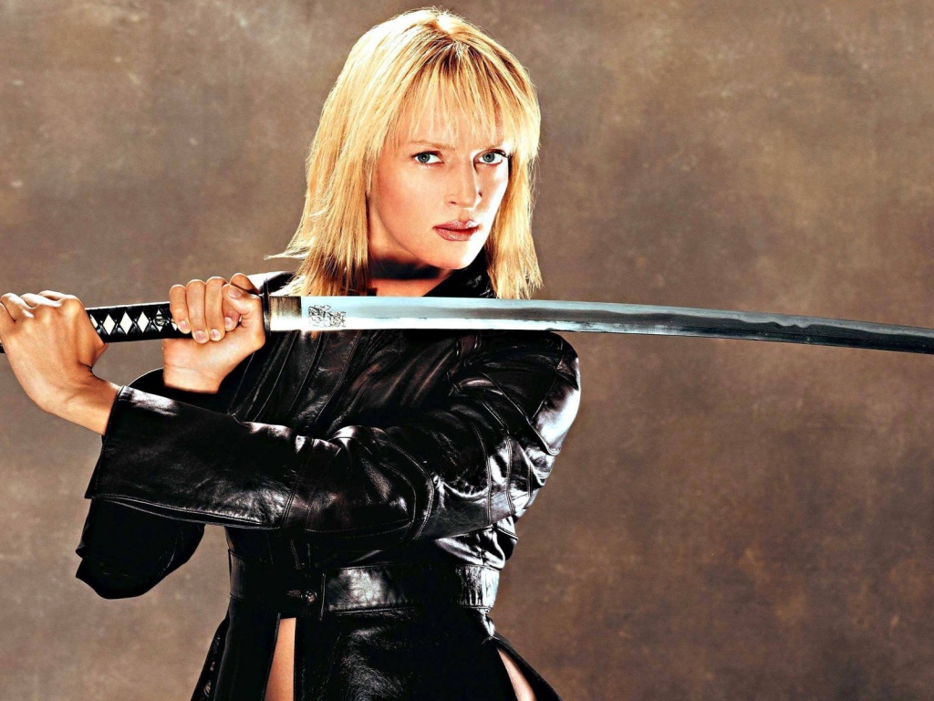 Ума Турман держит катану в руках