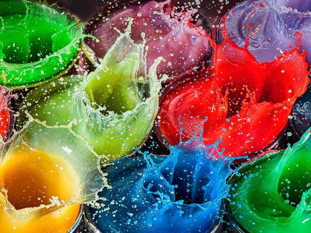 Разноцветные брызги воды в стаканах