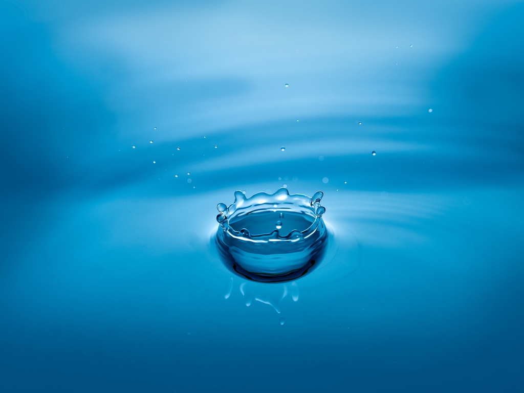 Брызги воды на голубом фоне 3д графика