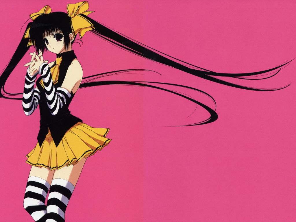 Девушка аниме с длинными черными волосами на розовом фоне