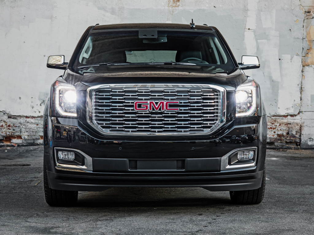 Черный автомобиль GMC Yukon Denali Ultimate, 2018 вид спереди