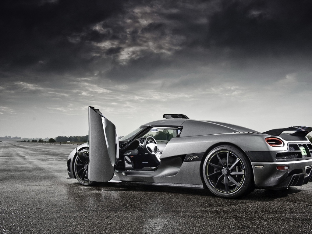 Гиперкар Koenigsegg Agera на трассе под пасмурным небом 