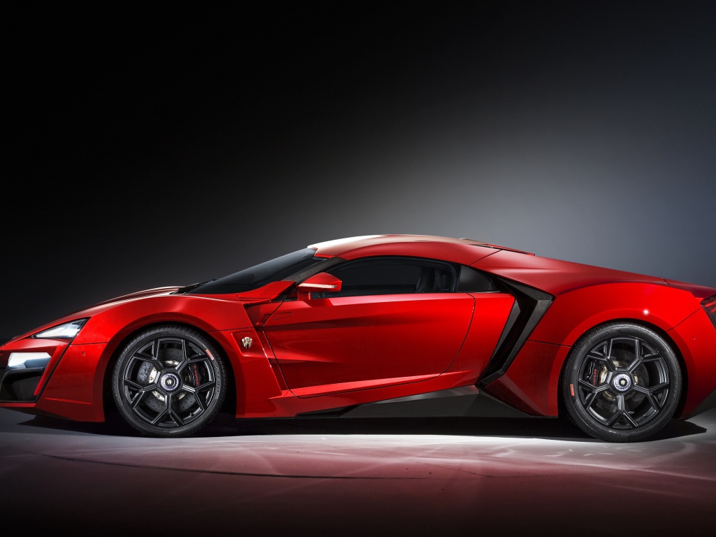 Красный спортивный автомобиль Lykan Hypersport 