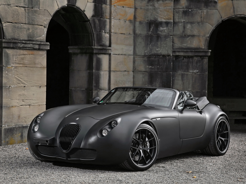 Стильный серебристый автомобиль Wiesmann GT MF5 