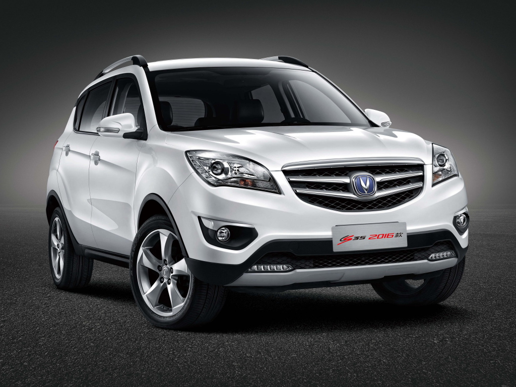 Белый китайский автомобиль Changan CS35