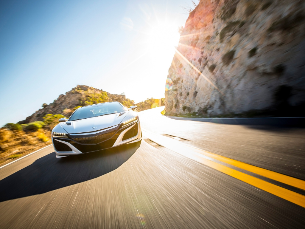 Спортивный автомобиль Acura NSX, 2017  на трассе под солнцем